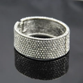Dettaglio del bracciale rigido in lega d'argento con file di strass scintillanti - Bracciale Rigido Largo a Cerniera con Strass (Stile 1)