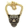Dettaglio del pendente a testa di leopardo dorato con cristalli e catena a maglia cubana - Oro
