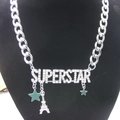 Details des Superstar Kristal-Anhängers mit Sternen und Eiffelturm an Silberkette - Silber