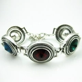 Vintage-Armband aus Silberlegierung mit bunten Kristallen und böhmischen Prägedetails - Bunt