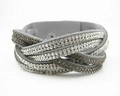 Dettaglio del bracciale avvolgente grigio con strass sfumati e chiusura a pressione - Grigio