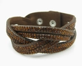 Bracciale intrecciato a tre strati con strass ambra e chiusure con bottoni a pressione - caffè