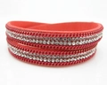 Bracciale avvolgente in velluto rosso con strass scintillanti e catena in metallo su bianco - Rosso Arancio