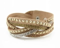 Detail eines gewebten Bohemian Armbands mit Nieten und funkelnden Strasssteinen - Kaffeebraun