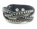 Detail eines dunkelgrauen mehrlagigen Wildlederarmbands mit Strass und Goldnieten - Grau