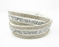 Dettaglio di bracciale multi-giro in velluto bianco con file di strass scintillanti - Bianco