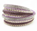 Detail eines lila Samt-Wickelarmbands mit Kristall-Strasssteinen und Goldnieten - Lila