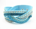 Detail van hemelsblauwe suède wikkelarmband met strassteentjes en metalen drukknoop - Meerblauw