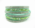 Dettaglio del bracciale avvolgente verde menta con cinturini in velluto e cristalli - Verde