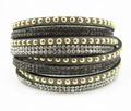 Detail eines Boho-Wickelarmbands aus grauem Velours mit Goldnieten und funkelnden Kristallen - Grau