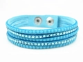 Detailansicht eines türkisfarbenen Wildleder-Wickelarmbands mit glitzernden Kristallen - See Blau