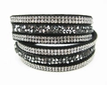 Dettaglio macro del bracciale multistrato in velluto nero con file di cristalli scintillanti - Nero