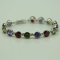 Detail van ronde veelkleurige edelstenen in zilveren klauwzettingen voor een armband - Paars/Rood/Groen Ronde Stijl (款式一)