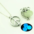 Collier pendentif signe de paix ajouré avec perle lumineuse et chaîne argentée - Signe De Paix-Lumière Bleue
