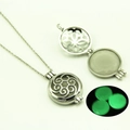 Vue détaillée du pendentif ajouré lumineux avec chaîne argentée et effet phosphorescent - Style Spirale Ajourée (YJ10-6116 Lumière Verte)