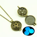 Collar vintage de bronce con colgante de flor hueca y piedra que brilla en la oscuridad - Brillo Azul (YJ10-6107)