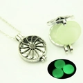 Détails du collier médaillon évidé montrant le symbole de paix et la perle lumineuse - Cœur Rayonnant Creux-Lumière Verte