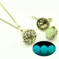 Dettaglio della collana con ciondolo a sfera cava luminosa con filigrana dorata e cristalli - Luce Blu (YJ10-6064)