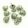 Detailansicht der silbernen Vintage-Hohlkugelanhänger mit Blumendekor für DIY-Schmuck - Silber Blumenkugel Stil (YJ6-1029)