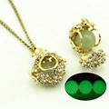 Dettaglio della collana cuore vintage traforata con effetto luminoso al buio - Oro Strass Luce Verde (YJ10-6075)