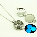 Collier médaillon argenté ajouré avec pendentif pierre lumineuse bleue brillante - Style Vintage Ajouré (YJ10-6118 Lumière Bleue)