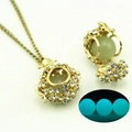 Collana luminosa a cuore cavo con strass dorati che mostra il suo bagliore blu al buio - Oro Strass Luce Blu (YJ10-6075)