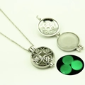 Pendentif ajouré rond avec perle lumineuse verte brillant dans l'obscurité - Style Motif Symétrique (YJ10-6118 Lumière Verte)