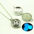 Collier médaillon argenté ajouré avec pierre bleue luminescente dans le noir, rond - Style Mécanique de Précision (YJ10-6119 Lumière Bleue)