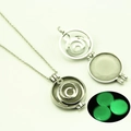Collier avec pendentif spirale creuse et pierre lumineuse verte dans le noir - Lumière Verte (YJ10-6114)