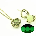 Collana con ciondolo a cuore traforato e perla verde luminosa al buio, finitura oro antico - Luce Verde (YJ10-6066)
