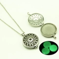 Dettaglio della collana con ciondolo a girasole traforato ed effetto pietra luminosa - Luce Verde (YJ10-6115)