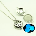 Collana con medaglione argento traforato ed effetto luminoso blu fluorescente al buio - Stile Traforato Fine (YJ10-6121 Luce Blu)