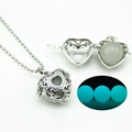Dettaglio della collana con ciondolo a cuore traforato luminoso con effetto fluorescente - Stile Cuore Luce Blu (YJ10-6187)