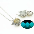 Collana a gabbia con ali di gufo luminose in argento antico con dettaglio di perla - Stile Ali Luce Blu (YJ10-6189)