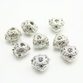 Set di otto medaglioni a cuore in argento con motivi floreali vintage traforati - 2.2x2x2.2cm / Bianco K/Argento