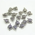Vintage silberne Herz-Medaillons mit filigranen Rankenmustern auf weißem Hintergrund - 1.6cm x 1cm / Antiksilber