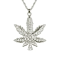 Dettaglio del ciondolo a foglia d'acero hip hop con cristalli e catena a fune - Catena a Corda / Argento Iced Out