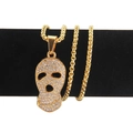 Colgante de calavera hip hop bañado en oro con diamantes sobre un soporte de terciopelo - Dorado (Calavera)