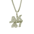 Dettaglio del ciondolo AK47 hip hop argentato con micro-pavé di zirconi bianchi lucidi - Argento