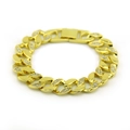 Bracciale Cuban Link da uomo in oro con strass scintillanti su sfondo bianco puro - 8.5inch / Oro