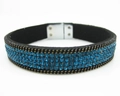 Dettaglio del bracciale in velluto nero con 4 file di strass azzurri e chiusura magnetica - Blu