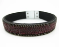 Dettaglio del bracciale multi-fila con cristalli rossi e chiusura magnetica argento - Rosso Scuro