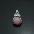 Dettaglio del ciondolo a civetta con piume argentate e una pietra preziosa rosa rotante - Stile Gufo Quarzo Rosa (Stile 5)