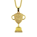Collana con ciondolo a trofeo dorato con strass scintillanti su sfondo bianco - Oro