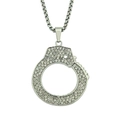 Primer plano de colgante de esposas con cristales blancos en una cadena plateada - Estilo De Esposas Plateadas Cadena De Caja (YJ10-5536)