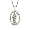 Dettaglio macro del ciondolo Grim Reaper in argento con zirconi e catena a scatola - Stile Argento