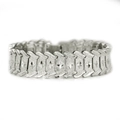 Makroaufnahme von Silberarmband mit strukturierten Gliedern und geprägten Sternmotiven - Silber
