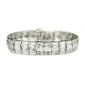Dettaglio macro del bracciale stile orologio argento con maglie quadrate e trame incise - Argento