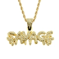 Dettaglio del ciondolo dorato SAVAGE con zirconi scintillanti e catena a corda stile hip-hop - Oro