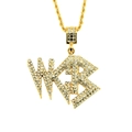 Nahaufnahme des goldfarbenen WGB-Buchstabenanhängers mit Kristallen an der Kordelkette - Gold